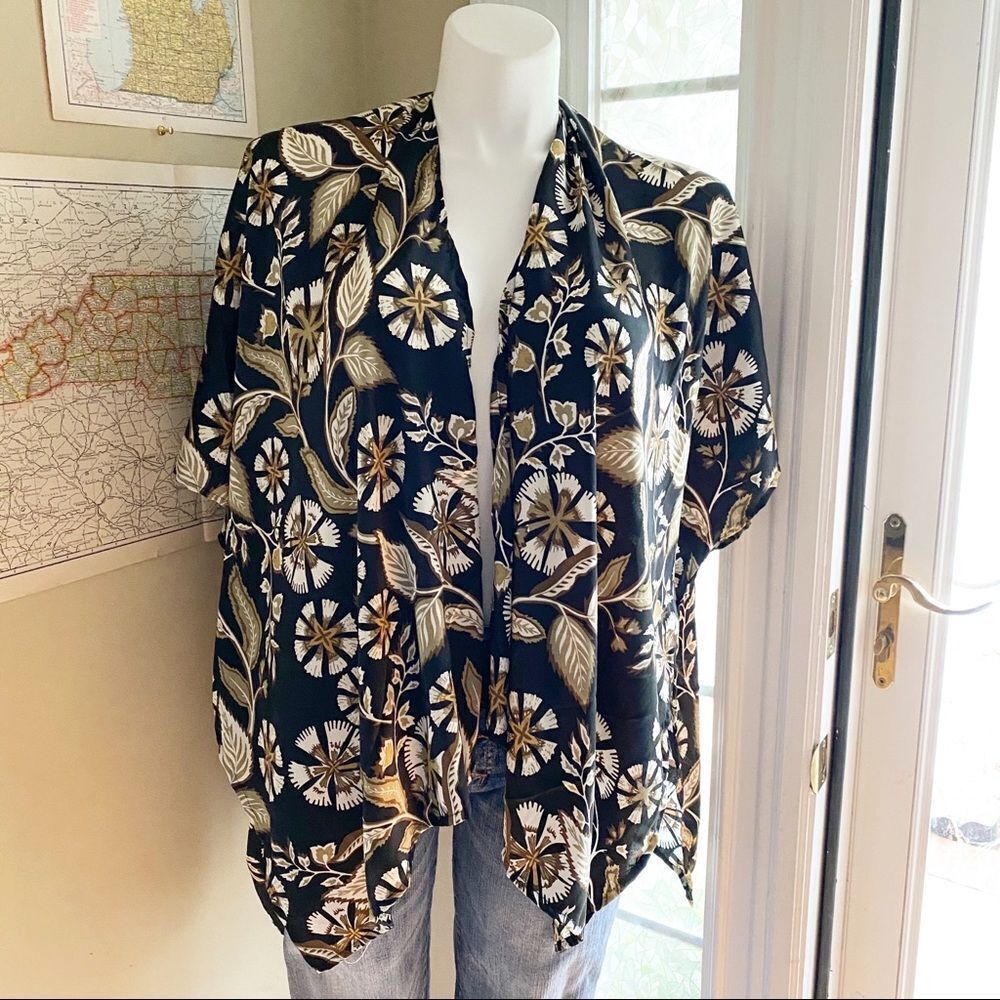 NWT Floral Satiny Short Kimono